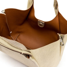 Load image into Gallery viewer, Gianni Chiarini Dua 9720 Tote in Sabbia &amp; Light Gold Pebbled Leather